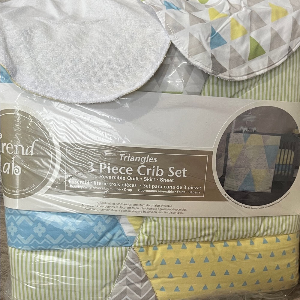 NWT Trend Lab Triangles 5 Piece Crib Bedding Set - with two matching bibs